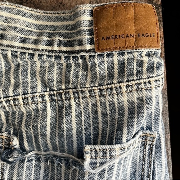 AMERICAN Eagle Frayed Pinstripe Cutoff Jeans Size 6 - Picture 4 of 8